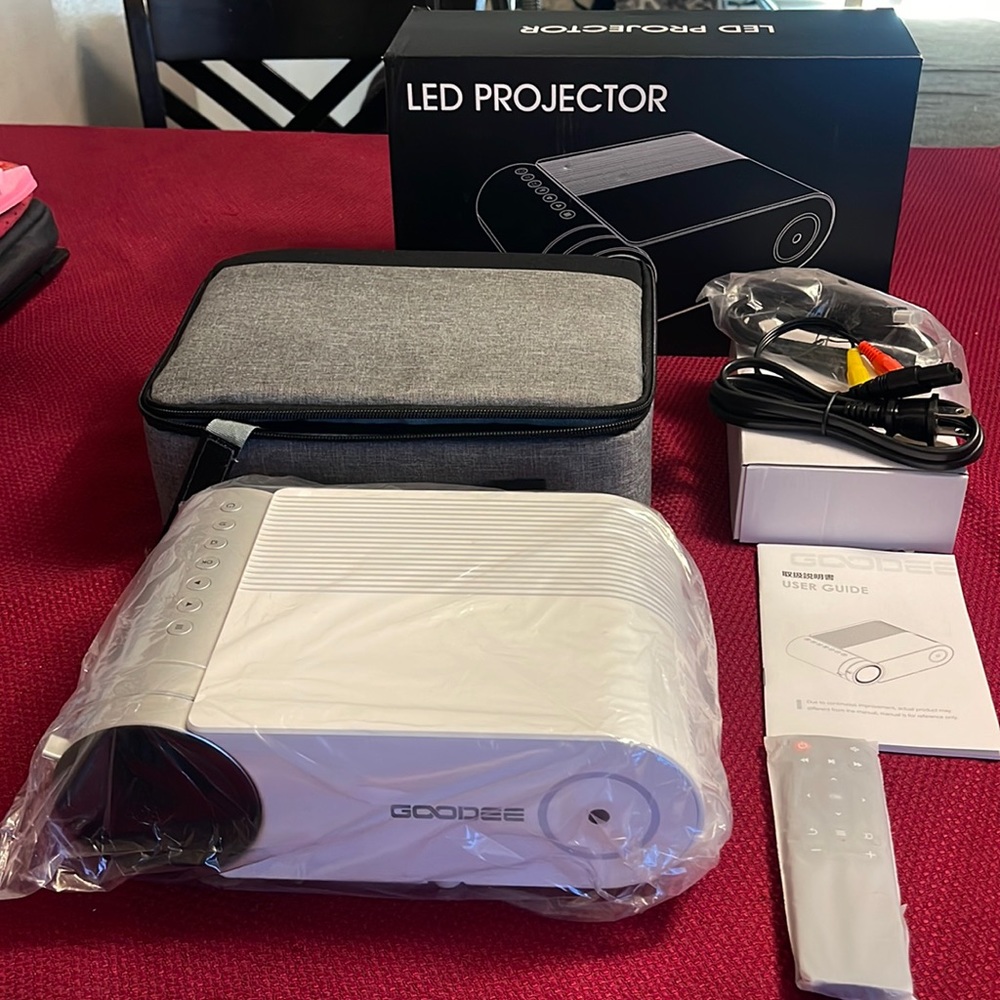 GooDee Mini Home Theater Projector 7500L  w/ case, cords & remote
